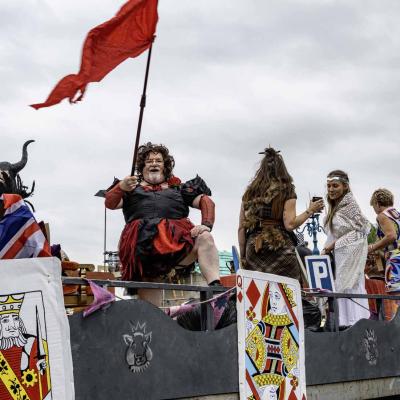 Procession 16